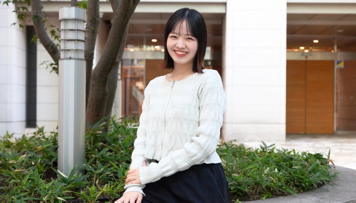 笑顔の女性が屋外に立っています