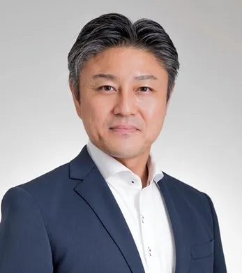 スーツを着たアジア系の男性のポートレート写真です。