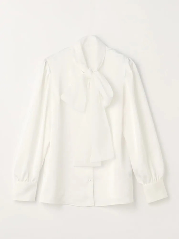 リボンタイ付き白いブラウス