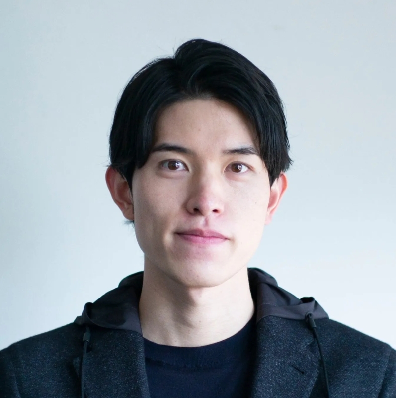 正面を向いて微笑んでいる若い男性のポートレート