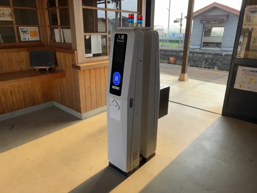 駅の改札口の写真です。改札機が設置されており、その奥には駅のホームが見えます。