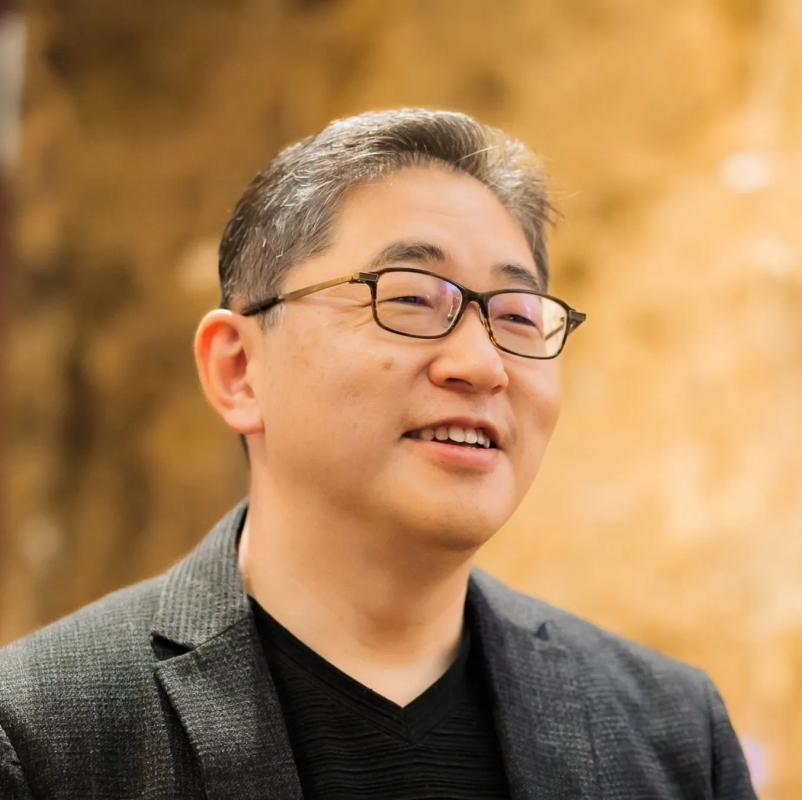 眼鏡をかけた東洋系の男性のポートレート