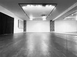 ダンススタジオのモノクロ写真