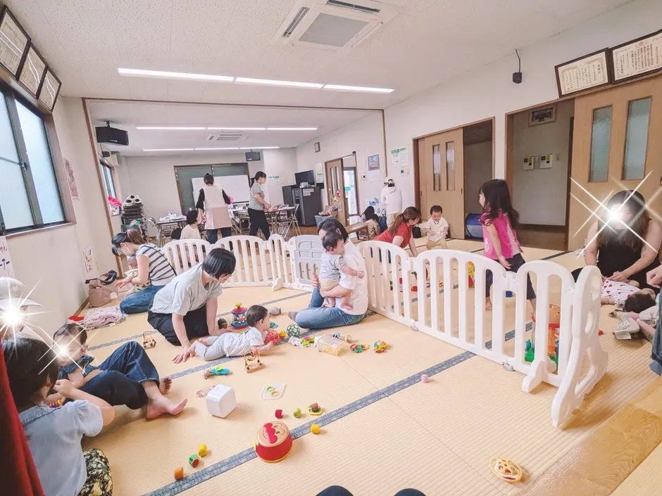 畳の部屋で子供たちが遊んでいる様子