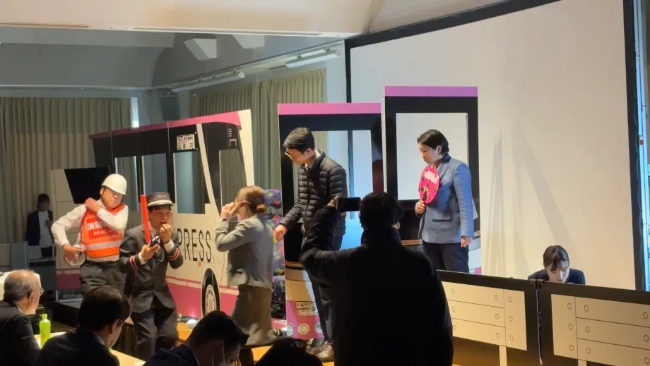 バスの模型を使った緊急対応デモンストレーション