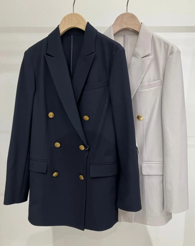 ネイビーとグレージュのダブルブレストジャケット