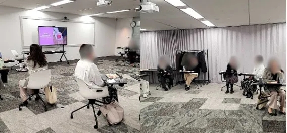 教室で講義を受けている様子