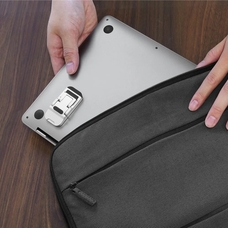 MacBookをケースから取り出している様子。