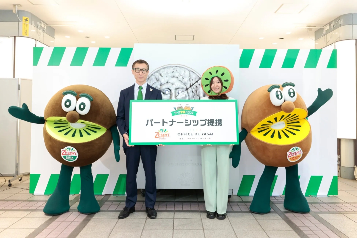 ゼスプリキウイと栄養診断自販機、人物が写っている集合写真