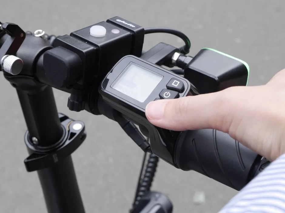 配送員が電動サイクルを運転する様子