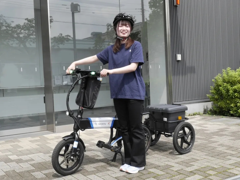 軽自動車に電動サイクルを積載する様子