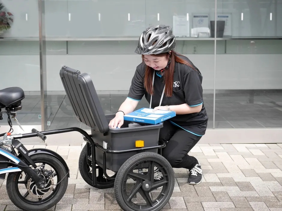 配送員が電動サイクルを運転する様子