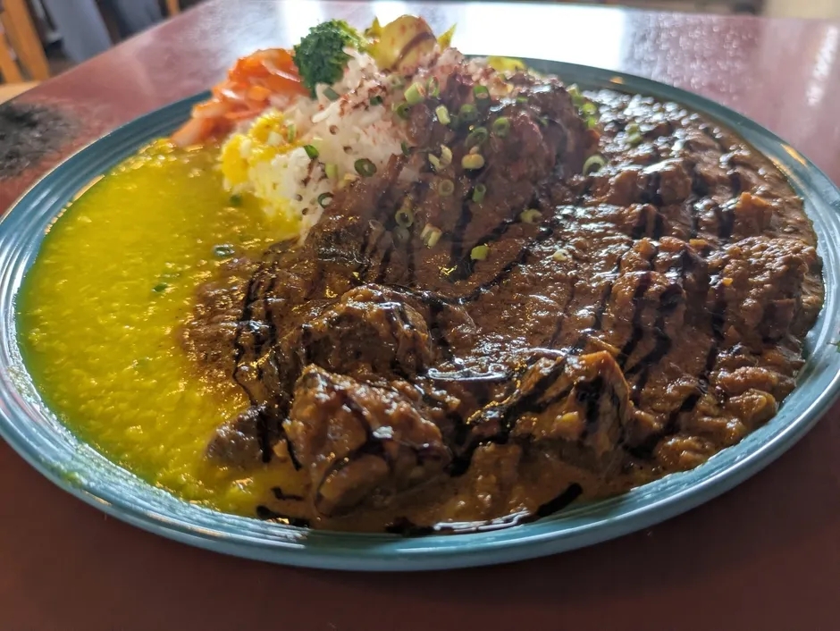 スパイスカレーFIFTYの華やかな一皿